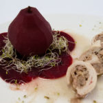 Plat : Ballotine de poulet à l'andouillette de Jargeau et Foie gras accompagnée de sa poire pochée sur son lit de betterave